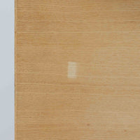 フィンランドを代表する建築家アルヴァ・アアルトによるデザイン、Artek社製の「X-leg」ダイニングテーブルです。素材には温かみのあるバーチ材を使用し、アアルトの象徴でもある積層合板による柔らかな曲線脚が特徴です。角のない優しいフォルムとシンプルな構造美が調和し、北欧デザインの真髄を感じさせます。経年によるバーチ材の飴色の風合いが美しく、空間に軽やかで穏やかな印象を与える一台です。