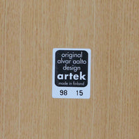 フィンランドを代表する建築家アルヴァ・アアルトによるデザイン、Artek社製の「X-leg」ダイニングテーブルです。素材には温かみのあるバーチ材を使用し、アアルトの象徴でもある積層合板による柔らかな曲線脚が特徴です。角のない優しいフォルムとシンプルな構造美が調和し、北欧デザインの真髄を感じさせます。経年によるバーチ材の飴色の風合いが美しく、空間に軽やかで穏やかな印象を与える一台です。