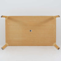 フィンランドを代表する建築家アルヴァ・アアルトによるデザイン、Artek社製の「X-leg」ダイニングテーブルです。素材には温かみのあるバーチ材を使用し、アアルトの象徴でもある積層合板による柔らかな曲線脚が特徴です。角のない優しいフォルムとシンプルな構造美が調和し、北欧デザインの真髄を感じさせます。経年によるバーチ材の飴色の風合いが美しく、空間に軽やかで穏やかな印象を与える一台です。