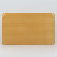 フィンランドを代表する建築家アルヴァ・アアルトによるデザイン、Artek社製の「X-leg」ダイニングテーブルです。素材には温かみのあるバーチ材を使用し、アアルトの象徴でもある積層合板による柔らかな曲線脚が特徴です。角のない優しいフォルムとシンプルな構造美が調和し、北欧デザインの真髄を感じさせます。経年によるバーチ材の飴色の風合いが美しく、空間に軽やかで穏やかな印象を与える一台です。