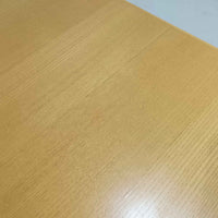 フィンランドを代表する建築家アルヴァ・アアルトによるデザイン、Artek社製の「X-leg」ダイニングテーブルです。素材には温かみのあるバーチ材を使用し、アアルトの象徴でもある積層合板による柔らかな曲線脚が特徴です。角のない優しいフォルムとシンプルな構造美が調和し、北欧デザインの真髄を感じさせます。経年によるバーチ材の飴色の風合いが美しく、空間に軽やかで穏やかな印象を与える一台です。