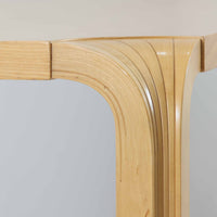 フィンランドを代表する建築家アルヴァ・アアルトによるデザイン、Artek社製の「X-leg」ダイニングテーブルです。素材には温かみのあるバーチ材を使用し、アアルトの象徴でもある積層合板による柔らかな曲線脚が特徴です。角のない優しいフォルムとシンプルな構造美が調和し、北欧デザインの真髄を感じさせます。経年によるバーチ材の飴色の風合いが美しく、空間に軽やかで穏やかな印象を与える一台です。