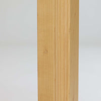 フィンランドを代表する建築家アルヴァ・アアルトによるデザイン、Artek社製の「X-leg」ダイニングテーブルです。素材には温かみのあるバーチ材を使用し、アアルトの象徴でもある積層合板による柔らかな曲線脚が特徴です。角のない優しいフォルムとシンプルな構造美が調和し、北欧デザインの真髄を感じさせます。経年によるバーチ材の飴色の風合いが美しく、空間に軽やかで穏やかな印象を与える一台です。