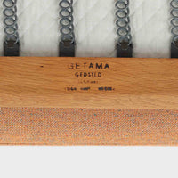 Hans J. Wegnerがデザインし、Getama社によって製作されたGE290は、構造の美しさと快適な座り心地を兼ね備えた北欧ビンテージを代表するシングルソファです。厚みのあるクッションと緩やかに傾斜した背もたれが身体を包み込み、自然と深いリラックス姿勢へと導きます。クッション内部にはビンテージ品ならではのスプリングが内包されており、しっかりとした弾力と安定感のある座り心地を生み出しています。オーク材のフレームは力強さと温かみを併せ持ち、アームから脚部にかけての造形にはウェグナーらしい彫刻的な魅力が感じられます。張地の落ち着いた色合いと、経年により深みを増した木部の表情が調和し、リビングや書斎で長く寄り添う一脚です。