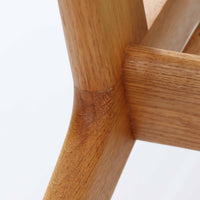 Hans J. Wegnerがデザインし、Getama社によって製作されたGE290は、構造の美しさと快適な座り心地を兼ね備えた北欧ビンテージを代表するシングルソファです。厚みのあるクッションと緩やかに傾斜した背もたれが身体を包み込み、自然と深いリラックス姿勢へと導きます。クッション内部にはビンテージ品ならではのスプリングが内包されており、しっかりとした弾力と安定感のある座り心地を生み出しています。オーク材のフレームは力強さと温かみを併せ持ち、アームから脚部にかけての造形にはウェグナーらしい彫刻的な魅力が感じられます。張地の落ち着いた色合いと、経年により深みを増した木部の表情が調和し、リビングや書斎で長く寄り添う一脚です。