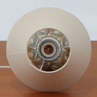 スーホルム・セラミック(Soholm Keramik)によるこちらのテーブルランプは、温かみのある陶磁器ベースに柔らかなブラウンとブルーで描かれた連続模様が印象的で、どこか手仕事の息づかいを感じさせる北欧ビンテージらしい魅力を備えています。丸みを帯びたベースからすっと伸びる首部のラインが美しく、リネンシェードを通した穏やかな灯りが空間にやさしい陰影を生み出します。高さ35cmと日常使いしやすいサイズで、ベッドサイドやリビングのサイドテーブルにも程よく収まり、落ち着いたインテリアに自然に馴染む一台です。