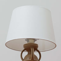 1993年にLe Klint創業50周年を記念して制作された、限定モデルのテーブルランプ「309」。ベースにはボーンホルム島の名門陶器工房Soholm(スーホルム)製のストーンウェアを採用し、シェードはLe Klint社製ではありませんが、新品のリネン製プリーツシェードを合わせており、クラシカルな佇まいと柔らかな光を演出します。北欧らしい温かみと洗練された存在感を持ち、ベッドサイドやリビングのアクセントとして取り入れやすい一灯です。ランプ底面には限定番号(No.0754)が刻まれており、コレクターズアイテムとしても価値ある一品です。