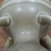 1993年にLe Klint創業50周年を記念して制作された、限定モデルのテーブルランプ「309」。ベースにはボーンホルム島の名門陶器工房Soholm(スーホルム)製のストーンウェアを採用し、シェードはLe Klint社製ではありませんが、新品のリネン製プリーツシェードを合わせており、クラシカルな佇まいと柔らかな光を演出します。北欧らしい温かみと洗練された存在感を持ち、ベッドサイドやリビングのアクセントとして取り入れやすい一灯です。ランプ底面には限定番号(No.0754)が刻まれており、コレクターズアイテムとしても価値ある一品です。