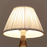 Soholm Keramik(スーホルム・セラミック)が手掛けたモデル1214のテーブルランプは、艶やかなブラウンの釉薬と段状のレリーフが生む豊かな表情が魅力で、陶磁器ならではの重量感と温かみが空間に落ち着いた存在感をもたらす北欧ビンテージ品です。柔らかな光を透過するリネンシェードがやさしい灯りを広げ、ベッドサイドやリビングのアクセント照明として取り入れやすく、経年の風合いが一層味わいを深めています。