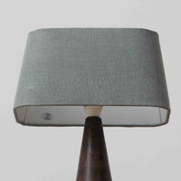 Michael Andersen & Sonが手掛けたこちらのテーブルランプは、陶磁器ならではの落ち着いた質感と、彫刻的に立ち上がるフォルムが存在感を放つ北欧ビンテージ品で、マットブラウンから生成り色へと移ろう釉薬のグラデーションが温かみある陰影を生み出し、リネンシェードを通したやわらかな灯りがベッドサイドやリビングに静かな安らぎを添えます。経年で深まった陶肌の表情がひとつとして同じものがない魅力となり、空間のアクセント照明として長くお楽しみいただける一台です。