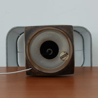 Michael Andersen & Sonが手掛けたこちらのテーブルランプは、陶磁器ならではの落ち着いた質感と、彫刻的に立ち上がるフォルムが存在感を放つ北欧ビンテージ品で、マットブラウンから生成り色へと移ろう釉薬のグラデーションが温かみある陰影を生み出し、リネンシェードを通したやわらかな灯りがベッドサイドやリビングに静かな安らぎを添えます。経年で深まった陶肌の表情がひとつとして同じものがない魅力となり、空間のアクセント照明として長くお楽しみいただける一台です。