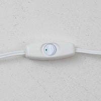 Michael Andersen & Sonが手掛けたこちらのテーブルランプは、陶磁器ならではの落ち着いた質感と、彫刻的に立ち上がるフォルムが存在感を放つ北欧ビンテージ品で、マットブラウンから生成り色へと移ろう釉薬のグラデーションが温かみある陰影を生み出し、リネンシェードを通したやわらかな灯りがベッドサイドやリビングに静かな安らぎを添えます。経年で深まった陶肌の表情がひとつとして同じものがない魅力となり、空間のアクセント照明として長くお楽しみいただける一台です。