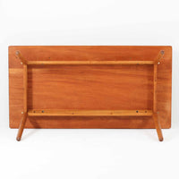 Poul M. Voltherがデザインし、FDB Moblerによって製作された片袖デスク。チーク材の天板と収納部、オーク材の脚部を組み合わせた構成に、真鍮の金具がさりげないアクセントを添える北欧ビンテージらしい一台です。幅160cmのゆとりあるサイズ感に対して、脚部や幕板は軽やかに設計されており、空間に圧迫感を与えません。片側に備えた引き出しユニットは、取り付けた状態でもスライドさせて位置調整が可能で、左右どちら側にも付け替えられる柔軟な構造となっています。さらに引き出しを取り外すことで、デスクとしてだけでなくダイニングテーブルとしても使用でき、暮らしの変化に合わせた使い方ができる点も魅力です。素材ごとの質感の違いと、経年により深みを増した木肌の表情が調和した、長く使い続けたくなるデザインです。