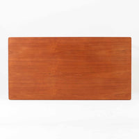 Poul M. Voltherがデザインし、FDB Moblerによって製作された片袖デスク。チーク材の天板と収納部、オーク材の脚部を組み合わせた構成に、真鍮の金具がさりげないアクセントを添える北欧ビンテージらしい一台です。幅160cmのゆとりあるサイズ感に対して、脚部や幕板は軽やかに設計されており、空間に圧迫感を与えません。片側に備えた引き出しユニットは、取り付けた状態でもスライドさせて位置調整が可能で、左右どちら側にも付け替えられる柔軟な構造となっています。さらに引き出しを取り外すことで、デスクとしてだけでなくダイニングテーブルとしても使用でき、暮らしの変化に合わせた使い方ができる点も魅力です。素材ごとの質感の違いと、経年により深みを増した木肌の表情が調和した、長く使い続けたくなるデザインです。