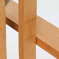 日本でも人気が高いボーエ・モーエンセンによる、ハイバックチェア "Model 2254"です。シンプルなデザインと強度と快適性を両立させた、軽量な四角形のフレームが特徴的で、"Runner Chair"とも呼ばれています。現存する高級家具メーカーFredericia社製のしっかりとした造りを感じる事ができます。ヘッドレストと調整可能なバックのおかげで快適なすわり心地です。フレームには経年により濃くなった良質で良い色味のオーク材が使用されています。