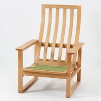 日本でも人気が高いボーエ・モーエンセンによる、ハイバックチェア "Model 2254"です。シンプルなデザインと強度と快適性を両立させた、軽量な四角形のフレームが特徴的で、"Runner Chair"とも呼ばれています。現存する高級家具メーカーFredericia社製のしっかりとした造りを感じる事ができます。ヘッドレストと調整可能なバックのおかげで快適なすわり心地です。フレームには経年により濃くなった良質で良い色味のオーク材が使用されています。