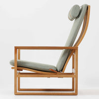 日本でも人気が高いボーエ・モーエンセンによる、ハイバックチェア "Model 2254"です。シンプルなデザインと強度と快適性を両立させた、軽量な四角形のフレームが特徴的で、"Runner Chair"とも呼ばれています。現存する高級家具メーカーFredericia社製のしっかりとした造りを感じる事ができます。ヘッドレストと調整可能なバックのおかげで快適なすわり心地です。フレームには経年により濃くなった良質で良い色味のオーク材が使用されています。