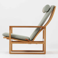 日本でも人気が高いボーエ・モーエンセンによる、ハイバックチェア "Model 2254"です。シンプルなデザインと強度と快適性を両立させた、軽量な四角形のフレームが特徴的で、"Runner Chair"とも呼ばれています。現存する高級家具メーカーFredericia社製のしっかりとした造りを感じる事ができます。ヘッドレストと調整可能なバックのおかげで快適なすわり心地です。フレームには経年により濃くなった良質で良い色味のオーク材が使用されています。