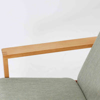 日本でも人気が高いボーエ・モーエンセンによる、ハイバックチェア "Model 2254"です。シンプルなデザインと強度と快適性を両立させた、軽量な四角形のフレームが特徴的で、"Runner Chair"とも呼ばれています。現存する高級家具メーカーFredericia社製のしっかりとした造りを感じる事ができます。ヘッドレストと調整可能なバックのおかげで快適なすわり心地です。フレームには経年により濃くなった良質で良い色味のオーク材が使用されています。