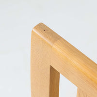 日本でも人気が高いボーエ・モーエンセンによる、ハイバックチェア "Model 2254"です。シンプルなデザインと強度と快適性を両立させた、軽量な四角形のフレームが特徴的で、"Runner Chair"とも呼ばれています。現存する高級家具メーカーFredericia社製のしっかりとした造りを感じる事ができます。ヘッドレストと調整可能なバックのおかげで快適なすわり心地です。フレームには経年により濃くなった良質で良い色味のオーク材が使用されています。