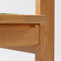 日本でも人気が高いボーエ・モーエンセンによる、ハイバックチェア "Model 2254"です。シンプルなデザインと強度と快適性を両立させた、軽量な四角形のフレームが特徴的で、"Runner Chair"とも呼ばれています。現存する高級家具メーカーFredericia社製のしっかりとした造りを感じる事ができます。ヘッドレストと調整可能なバックのおかげで快適なすわり心地です。フレームには経年により濃くなった良質で良い色味のオーク材が使用されています。