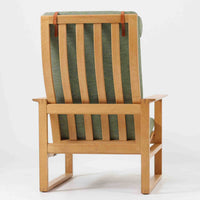 日本でも人気が高いボーエ・モーエンセンによる、ハイバックチェア "Model 2254"です。シンプルなデザインと強度と快適性を両立させた、軽量な四角形のフレームが特徴的で、"Runner Chair"とも呼ばれています。現存する高級家具メーカーFredericia社製のしっかりとした造りを感じる事ができます。ヘッドレストと調整可能なバックのおかげで快適なすわり心地です。フレームには経年により濃くなった良質で良い色味のオーク材が使用されています。