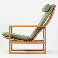 日本でも人気が高いボーエ・モーエンセンによる、ハイバックチェア "Model 2254"です。シンプルなデザインと強度と快適性を両立させた、軽量な四角形のフレームが特徴的で、"Runner Chair"とも呼ばれています。現存する高級家具メーカーFredericia社製のしっかりとした造りを感じる事ができます。ヘッドレストと調整可能なバックのおかげで快適なすわり心地です。フレームには経年により濃くなった良質で良い色味のオーク材が使用されています。