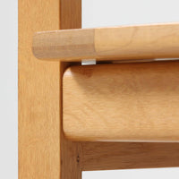 日本でも人気が高いボーエ・モーエンセンによる、ハイバックチェア "Model 2254"です。シンプルなデザインと強度と快適性を両立させた、軽量な四角形のフレームが特徴的で、"Runner Chair"とも呼ばれています。現存する高級家具メーカーFredericia社製のしっかりとした造りを感じる事ができます。ヘッドレストと調整可能なバックのおかげで快適なすわり心地です。フレームには経年により濃くなった良質で良い色味のオーク材が使用されています。