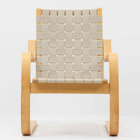 Alvar Aaltoがデザインし、Artekより製作されたNo.406アームチェアです。しなやかな曲線を描くバーチ材の成形フレームが特徴で、浮遊感のあるフォルムと軽やかな佇まいが空間に北欧らしい美しさをもたらします。座面と背もたれにはウェビングテープが張られ、適度な弾力と通気性の良い快適な座り心地を実現。アアルトの有機的なデザイン思想が感じられる一脚で、リビングやラウンジでの寛ぎの時間を彩るビンテージチェアです。