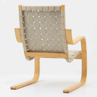 Alvar Aaltoがデザインし、Artekより製作されたNo.406アームチェアです。しなやかな曲線を描くバーチ材の成形フレームが特徴で、浮遊感のあるフォルムと軽やかな佇まいが空間に北欧らしい美しさをもたらします。座面と背もたれにはウェビングテープが張られ、適度な弾力と通気性の良い快適な座り心地を実現。アアルトの有機的なデザイン思想が感じられる一脚で、リビングやラウンジでの寛ぎの時間を彩るビンテージチェアです。