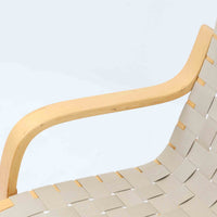 Alvar Aaltoがデザインし、Artekより製作されたNo.406アームチェアです。しなやかな曲線を描くバーチ材の成形フレームが特徴で、浮遊感のあるフォルムと軽やかな佇まいが空間に北欧らしい美しさをもたらします。座面と背もたれにはウェビングテープが張られ、適度な弾力と通気性の良い快適な座り心地を実現。アアルトの有機的なデザイン思想が感じられる一脚で、リビングやラウンジでの寛ぎの時間を彩るビンテージチェアです。