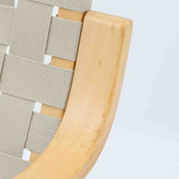 Alvar Aaltoがデザインし、Artekより製作されたNo.406アームチェアです。しなやかな曲線を描くバーチ材の成形フレームが特徴で、浮遊感のあるフォルムと軽やかな佇まいが空間に北欧らしい美しさをもたらします。座面と背もたれにはウェビングテープが張られ、適度な弾力と通気性の良い快適な座り心地を実現。アアルトの有機的なデザイン思想が感じられる一脚で、リビングやラウンジでの寛ぎの時間を彩るビンテージチェアです。