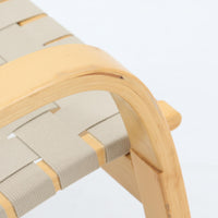 Alvar Aaltoがデザインし、Artekより製作されたNo.406アームチェアです。しなやかな曲線を描くバーチ材の成形フレームが特徴で、浮遊感のあるフォルムと軽やかな佇まいが空間に北欧らしい美しさをもたらします。座面と背もたれにはウェビングテープが張られ、適度な弾力と通気性の良い快適な座り心地を実現。アアルトの有機的なデザイン思想が感じられる一脚で、リビングやラウンジでの寛ぎの時間を彩るビンテージチェアです。