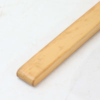 Alvar Aaltoがデザインし、Artekより製作されたNo.406アームチェアです。しなやかな曲線を描くバーチ材の成形フレームが特徴で、浮遊感のあるフォルムと軽やかな佇まいが空間に北欧らしい美しさをもたらします。座面と背もたれにはウェビングテープが張られ、適度な弾力と通気性の良い快適な座り心地を実現。アアルトの有機的なデザイン思想が感じられる一脚で、リビングやラウンジでの寛ぎの時間を彩るビンテージチェアです。