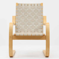 Alvar Aaltoがデザインし、Artekより製作されたNo.406アームチェアです。しなやかな曲線を描くバーチ材の成形フレームが特徴で、浮遊感のあるフォルムと軽やかな佇まいが空間に北欧らしい美しさをもたらします。本品は1996年製の個体で、ビンテージならではの雰囲気をお楽しみいただけます。座面と背もたれにはウェビングテープが張られ、適度な弾力と通気性の良い快適な座り心地を実現。アアルトの有機的なデザイン思想が感じられる一脚で、リビングやラウンジでの寛ぎの時間を彩るビンテージチェアです。