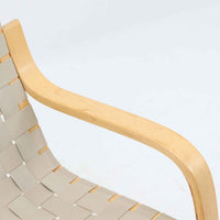 Alvar Aaltoがデザインし、Artekより製作されたNo.406アームチェアです。しなやかな曲線を描くバーチ材の成形フレームが特徴で、浮遊感のあるフォルムと軽やかな佇まいが空間に北欧らしい美しさをもたらします。本品は1996年製の個体で、ビンテージならではの雰囲気をお楽しみいただけます。座面と背もたれにはウェビングテープが張られ、適度な弾力と通気性の良い快適な座り心地を実現。アアルトの有機的なデザイン思想が感じられる一脚で、リビングやラウンジでの寛ぎの時間を彩るビンテージチェアです。