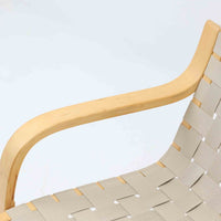 Alvar Aaltoがデザインし、Artekより製作されたNo.406アームチェアです。しなやかな曲線を描くバーチ材の成形フレームが特徴で、浮遊感のあるフォルムと軽やかな佇まいが空間に北欧らしい美しさをもたらします。本品は1996年製の個体で、ビンテージならではの雰囲気をお楽しみいただけます。座面と背もたれにはウェビングテープが張られ、適度な弾力と通気性の良い快適な座り心地を実現。アアルトの有機的なデザイン思想が感じられる一脚で、リビングやラウンジでの寛ぎの時間を彩るビンテージチェアです。