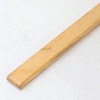 Alvar Aaltoがデザインし、Artekより製作されたNo.406アームチェアです。しなやかな曲線を描くバーチ材の成形フレームが特徴で、浮遊感のあるフォルムと軽やかな佇まいが空間に北欧らしい美しさをもたらします。本品は1996年製の個体で、ビンテージならではの雰囲気をお楽しみいただけます。座面と背もたれにはウェビングテープが張られ、適度な弾力と通気性の良い快適な座り心地を実現。アアルトの有機的なデザイン思想が感じられる一脚で、リビングやラウンジでの寛ぎの時間を彩るビンテージチェアです。