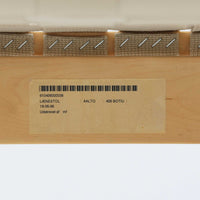 Alvar Aaltoがデザインし、Artekより製作されたNo.406アームチェアです。しなやかな曲線を描くバーチ材の成形フレームが特徴で、浮遊感のあるフォルムと軽やかな佇まいが空間に北欧らしい美しさをもたらします。本品は1996年製の個体で、ビンテージならではの雰囲気をお楽しみいただけます。座面と背もたれにはウェビングテープが張られ、適度な弾力と通気性の良い快適な座り心地を実現。アアルトの有機的なデザイン思想が感じられる一脚で、リビングやラウンジでの寛ぎの時間を彩るビンテージチェアです。