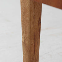 スウェーデン製のこちらのオープンシェルフは、チーク材の温かな木目とオーク材の脚部を組み合わせた軽やかな佇まいが魅力で、上段の棚板と下段のスライド扉収納を備えた実用性の高い構成が特徴の北欧ビンテージ家具です。丸い掘り込み取手や細身のフレームなど繊細なディテールが空間を柔らかく彩り、本や雑貨、食器などを美しく見せながら整頓でき、経年で深まった木肌の風合いがインテリアに落ち着きと温もりを与える一台です。