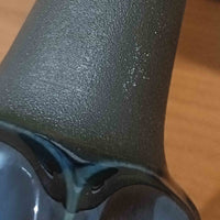 Einar JohansenがSoholm Keramik(スーホルム・セラミック)のためにデザインしたモデル1031は、深みのあるブルーの釉薬と立体的な面取りが織りなす陰影が美しい陶磁器ベースが特徴で、上部のマットな質感との対比がモダンで彫刻的な存在感を放つ北欧ビンテージ品です。プリーツシェードを透ける柔らかな灯りが落ち着いた雰囲気をつくり、ベッドサイドやリビングのアクセント照明として取り入れやすく、経年で深まった釉薬の表情が一点物ならではの魅力を一層引き立てています。