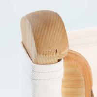 Ditte & Adrian Heathがデザインし、France & Sonが製作したModel 594チェアです。オーク材の無垢フレームは緩やかな曲線を描く構造となっており、軽快さと強度を両立。背と座には帆布を張り、身体をやさしく受け止めるハンモックのような座り心地が魅力です。直線と曲線が調和した端正なフォルムは、空間に静かな存在感をもたらします。経年で味わいを増した木肌とシンプルな素材使いが、北欧ビンテージならではの美しさを感じさせる一脚です。ロゴプレートより1960年代半ば~1969年頃に作成されたと推測されます。