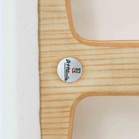 Ditte & Adrian Heathがデザインし、France & Sonが製作したModel 594チェアです。オーク材の無垢フレームは緩やかな曲線を描く構造となっており、軽快さと強度を両立。背と座には帆布を張り、身体をやさしく受け止めるハンモックのような座り心地が魅力です。直線と曲線が調和した端正なフォルムは、空間に静かな存在感をもたらします。経年で味わいを増した木肌とシンプルな素材使いが、北欧ビンテージならではの美しさを感じさせる一脚です。ロゴプレートより1960年代半ば~1969年頃に作成されたと推測されます。