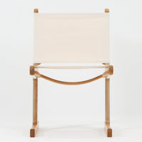 Ditte & Adrian Heathがデザインし、France & Sonが製作したModel 594チェアです。オーク材の無垢フレームは緩やかな曲線を描く構造となっており、軽快さと強度を両立。背と座には帆布を張り、身体をやさしく受け止めるハンモックのような座り心地が魅力です。直線と曲線が調和した端正なフォルムは、空間に静かな存在感をもたらします。経年で味わいを増した木肌とシンプルな素材使いが、北欧ビンテージならではの美しさを感じさせる一脚です。ロゴプレートより1960年代半ば~1969年頃に作成されたと推測されます。