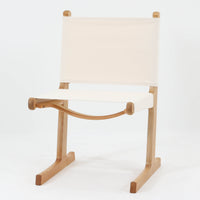 Ditte & Adrian Heathがデザインし、France & Sonが製作したModel 594チェアです。オーク材の無垢フレームは緩やかな曲線を描く構造となっており、軽快さと強度を両立。背と座には帆布を張り、身体をやさしく受け止めるハンモックのような座り心地が魅力です。直線と曲線が調和した端正なフォルムは、空間に静かな存在感をもたらします。経年で味わいを増した木肌とシンプルな素材使いが、北欧ビンテージならではの美しさを感じさせる一脚です。ロゴプレートより1960年代半ば~1969年頃に作成されたと推測されます。