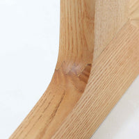 Ditte & Adrian Heathがデザインし、France & Sonが製作したModel 594チェアです。オーク材の無垢フレームは緩やかな曲線を描く構造となっており、軽快さと強度を両立。背と座には帆布を張り、身体をやさしく受け止めるハンモックのような座り心地が魅力です。直線と曲線が調和した端正なフォルムは、空間に静かな存在感をもたらします。経年で味わいを増した木肌とシンプルな素材使いが、北欧ビンテージならではの美しさを感じさせる一脚です。ロゴプレートより1960年代半ば~1969年頃に作成されたと推測されます。