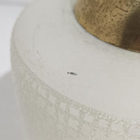 繊細なテクスチャーが施されたガラスシェードと、上部にあしらわれた真鍮パーツが上品に調和した直径11cmの小ぶりなペンダントライトで、柔らかい光がガラス越しに拡散し、空間に温かみのある雰囲気をもたらす北欧ビンテージ品です。控えめなサイズながら経年で深まった真鍮の風合いが個性を引き立て、玄関や洗面、キッチンカウンターなど小空間のアクセント照明として取り入れやすいデザインとなっています。クラフト感のあるガラスの質感が灯りに心地よい揺らぎを生み、単体でも複数灯でも美しくコーディネートできる点も魅力です。