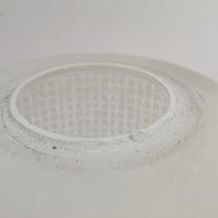 繊細なテクスチャーが施されたガラスシェードと、上部にあしらわれた真鍮パーツが上品に調和した直径11cmの小ぶりなペンダントライトで、柔らかい光がガラス越しに拡散し、空間に温かみのある雰囲気をもたらす北欧ビンテージ品です。控えめなサイズながら経年で深まった真鍮の風合いが個性を引き立て、玄関や洗面、キッチンカウンターなど小空間のアクセント照明として取り入れやすいデザインとなっています。クラフト感のあるガラスの質感が灯りに心地よい揺らぎを生み、単体でも複数灯でも美しくコーディネートできる点も魅力です。