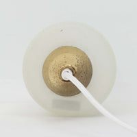 繊細なテクスチャーが施されたガラスシェードと、上部にあしらわれた真鍮パーツが上品に調和した直径11cmの小ぶりなペンダントライトで、柔らかい光がガラス越しに拡散し、空間に温かみのある雰囲気をもたらす北欧ビンテージ品です。控えめなサイズながら経年で深まった真鍮の風合いが個性を引き立て、玄関や洗面、キッチンカウンターなど小空間のアクセント照明として取り入れやすいデザインとなっています。クラフト感のあるガラスの質感が灯りに心地よい揺らぎを生み、単体でも複数灯でも美しくコーディネートできる点も魅力です。