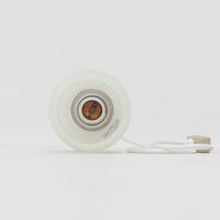 繊細なテクスチャーが施されたガラスシェードと、上部にあしらわれた真鍮パーツが上品に調和した直径11cmの小ぶりなペンダントライトで、柔らかい光がガラス越しに拡散し、空間に温かみのある雰囲気をもたらす北欧ビンテージ品です。控えめなサイズながら経年で深まった真鍮の風合いが個性を引き立て、玄関や洗面、キッチンカウンターなど小空間のアクセント照明として取り入れやすいデザインとなっています。クラフト感のあるガラスの質感が灯りに心地よい揺らぎを生み、単体でも複数灯でも美しくコーディネートできる点も魅力です。